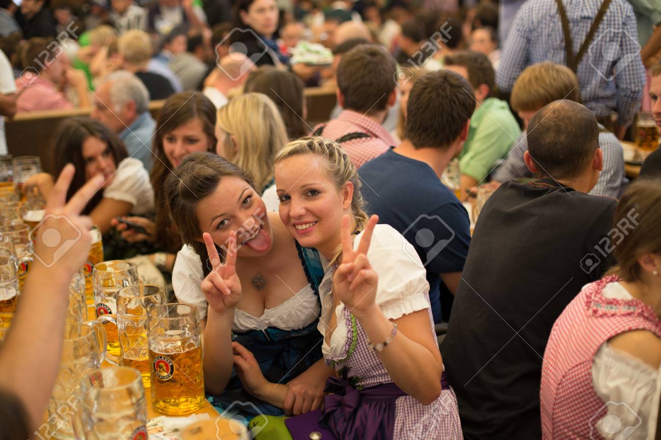 Young girls celebrates oktoberfest - 32585005